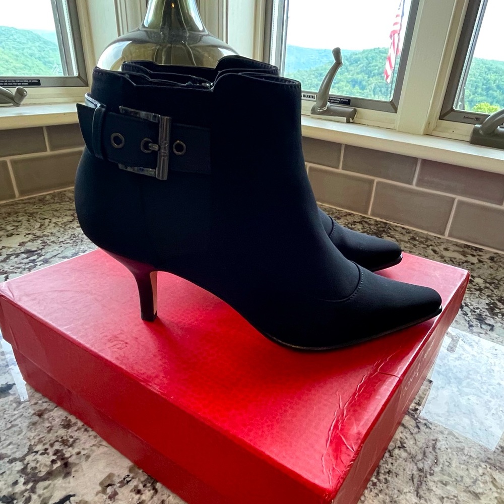 Donald J. Pliner Longa Bootie NWT Size 8.5. Black Leather and Crepe Elastic.